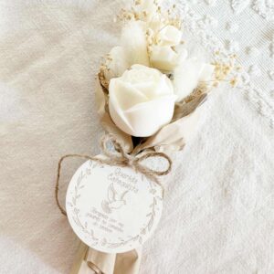 Ramo de flores de cera beije e branco com borboleta para oferecer a catequista. com medalha em gesso perfumado com a mensagem "obrigado por me guiares no caminho do senhor"