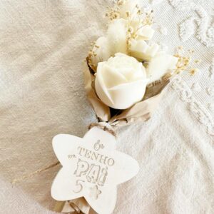 Ramo de flores de cera beije e branco com borboleta para oferecer. com medalha em gesso perfumado com a mensagem "tenho um pai cinco estrelas"