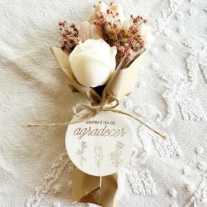 Ramo de Flores de Cera rosa com Medalha em gesso perfumado com mensagem "sempre é dia de agradecer"