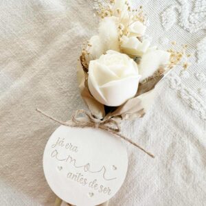 Ramo de flores de cera beije e branco com borboleta para oferecer. com medalha em gesso perfumado com a mensagem "já era amor antes de ser"
