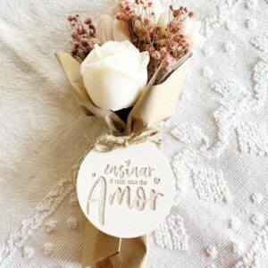 Ramo de Flores de Cera rosa com Medalha em gesso perfumado com mensagem "ensinar é um ato de amor"