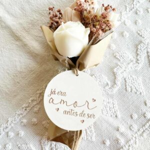 Ramo de Flores de Cera rosa com Medalha em gesso perfumado com mensagem "ja era amor antes de ser"