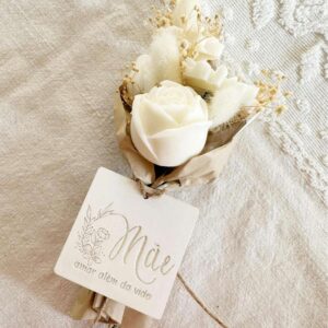 Ramo de flores de cera beije e branco com borboleta para oferecer. com medalha em gesso perfumado com a mensagem "amor além da vida"
