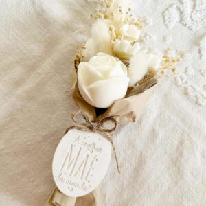 Ramo de flores de cera beije e branco com borboleta para oferecer. com medalha em gesso perfumado com a mensagem "a melhor mãe do mundo"