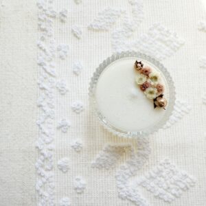 Vela para lembrança de batizado, crisma ou comunhao em tom rosa, dourado e beije. Com base em vidro.