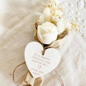 Ramo de flores de cera beije e branco com borboleta para oferecer. com medalha em gesso perfumado com a mensagem "só as melhores professores criam memórias que o coração guarda para sempre"