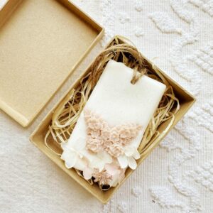 Placa de Cera Perfumada com flores estabilizadas e borboleta rosa. Rústica e feita à mão em caixa para batizado ou comunhao
