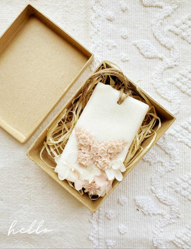 Placa de Cera Perfumada com flores estabilizadas e borboleta rosa. Rústica e feita à mão em caixa para batizado ou comunhao