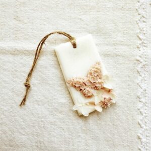 Placa de Cera Perfumada com flores estabilizadas e borboleta rosa. Rústica e feita à mão para batizado ou comunhao