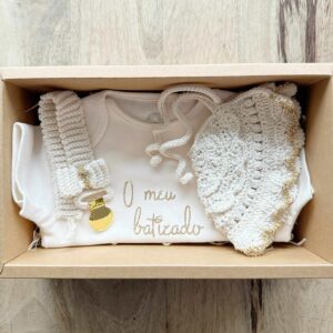 Kit Conjunto para batizado ou batismo com porta-chupeta e Babete em croché e body personalizado com a frase "o meu batizado" e o nome do bebe ou criança. Beije e dourado. Ideal par Batizado