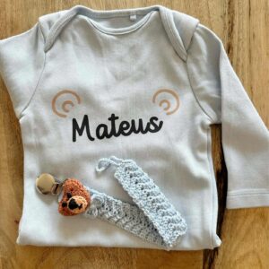 Body Personalizado urso, porta-chupetas em crochê com um urso e Dudu urso para bebé ou criança em azul