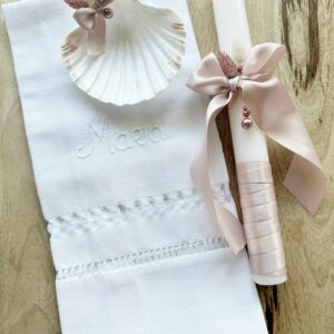 Conjunto de Batismo ou Batizado em Rosa Velho. Concha, vela, caixa e toalha bordada e personalizada com o nome da criança.