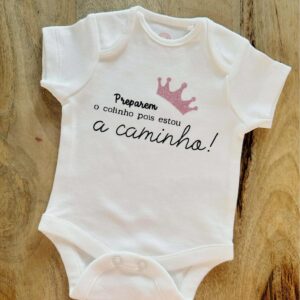 Body Personalizado para bebé ou criança com coroa cor de rosa brilhante e mensagem "preparem o colinho pois estou a caminho!"