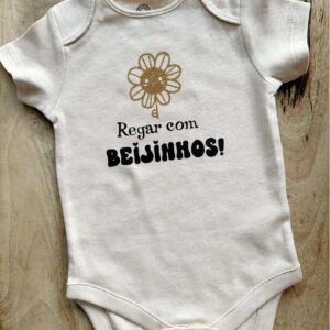 Body personalizado com mensagem "regar com beijinhos" e uma flores e também um porta chupetas e crochê para bebé ou criança