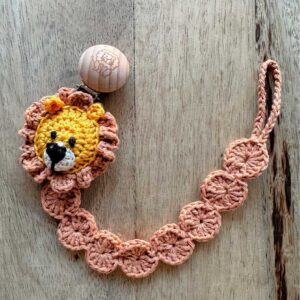 porta chupetas em crochê para bebé ou criança com um leão