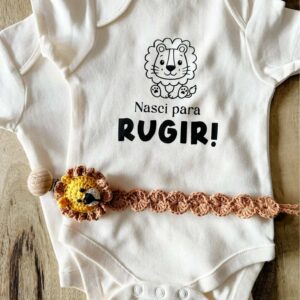 Body Personalizado e porta chupetas em crochê para bebé ou criança com um leão e a mensagem "nasci para rugir"