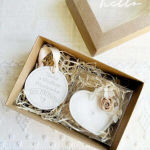 Caixa oferta para Madrinha com Medalha em Gesso Perfumado com mensagem "tenho a melhor madrinha do mundo" e Vela Coração rústica com flores