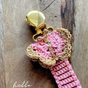 Porta chupetas para bebé ou criança em crochê com borboleta