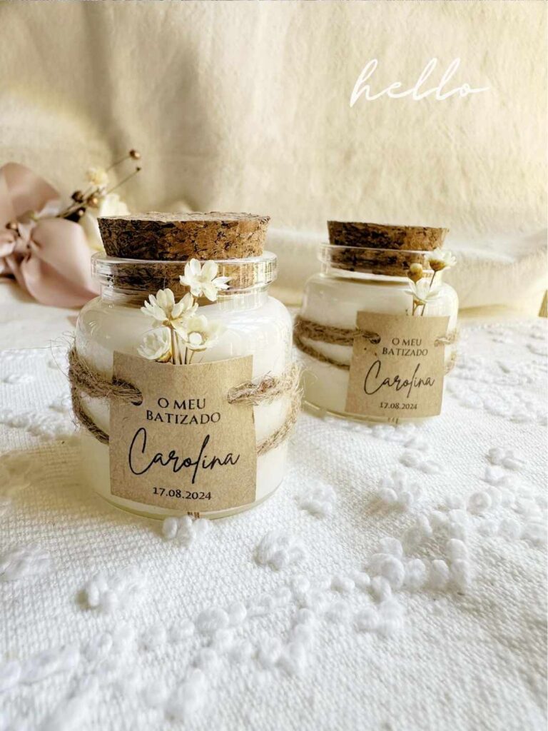 Lembrança de Batizado ou Comunhão Vela Rústica em frasco com tampa de cortiça e decorada com etiqueta kraft e Flores Secas - margaridas