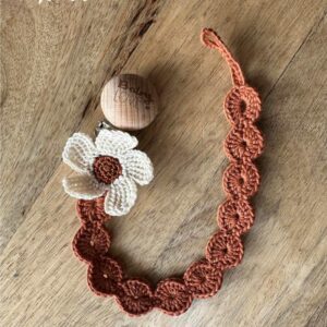 Porta chupetas para bebé ou criança em crochê flor