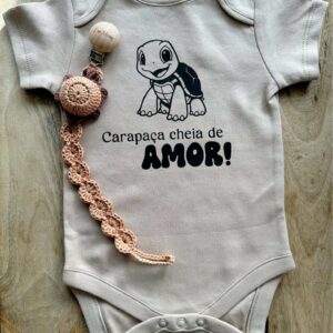 Body Personalizado e porta chupetas em crochê para bebé ou criança com uma Tartaruga e com mensagem "carapaça cheia de amor!"