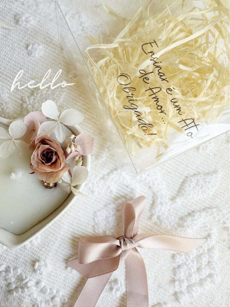 Vela com Base em Gesso Perfumado, em formato Coração, e decorada com Flores. Ideal para Oferta para Professores, auxiliares ou catequistas. Mensagem "Ensinar é um ato de amor"