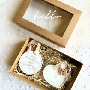 Caixa com uma medalha em gesso perfumado com a mensagem "tenho os melhores avós do mundo" e uma vela em forma de coração. Um presente diferente para oferecer aos avós!